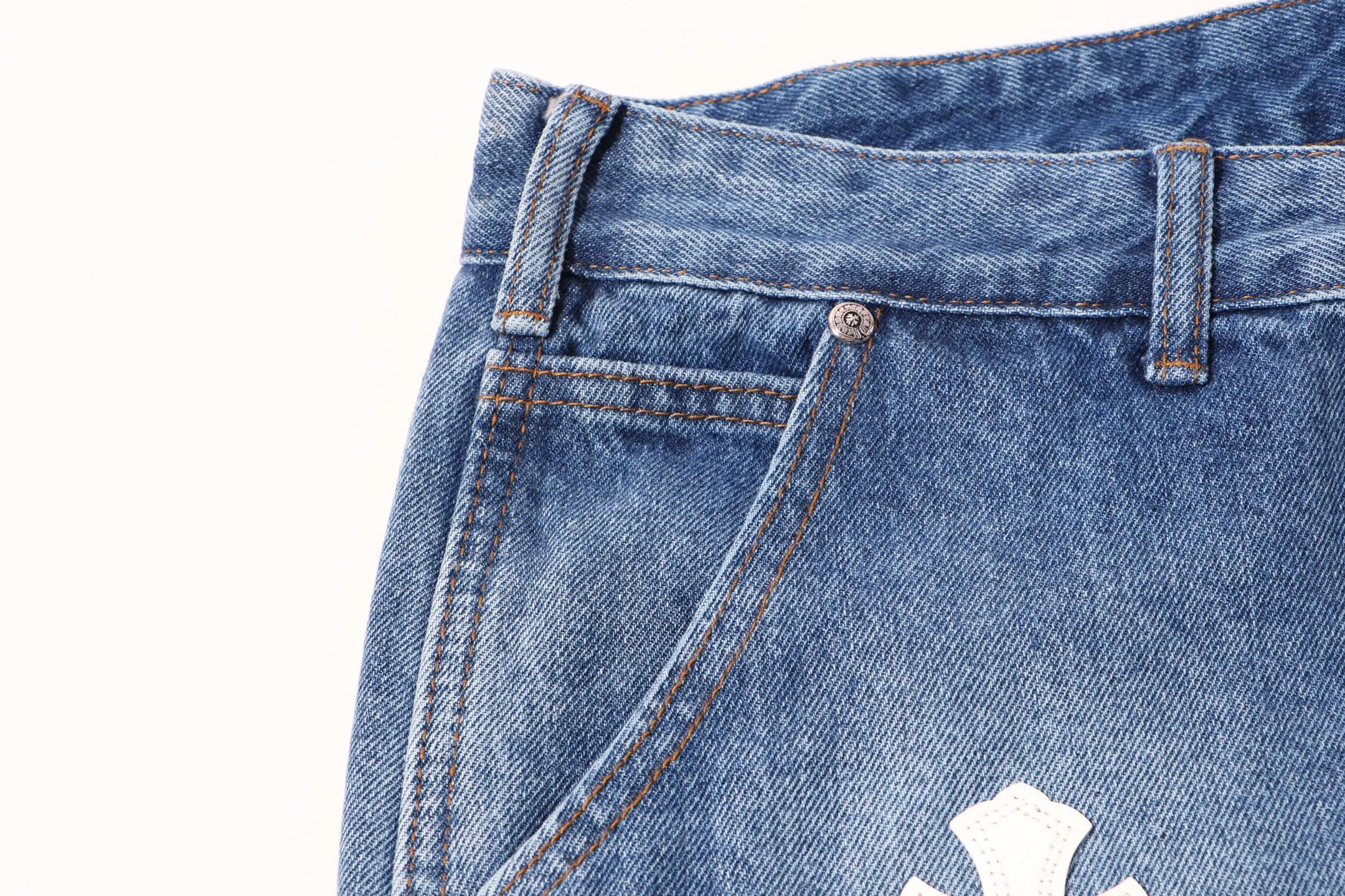 P260 Style number: H38 Croxin & 𝐂𝐡𝐫𝐨𝐦𝐞 𝐇𝐞𝐚𝐫𝐭 ss25 blue black blue and white grained leather denim workwear logging pants. Styles with different washed textures are very friendly to people with thin legs. The slightly flared version perfectly modifies the leg shape. The timeless and moderate length makes it easy to match and match. It is the basis for various styles and is a must-have in your wardrobe! The fabric is stiff but also makes the upper body soft without losing texture. The washing process is even more perfect. It is a must-have item for everyone! ! ! Washed wheat, hang tag, pants label, three labels complete Color: blue Size: 30-32-34-36